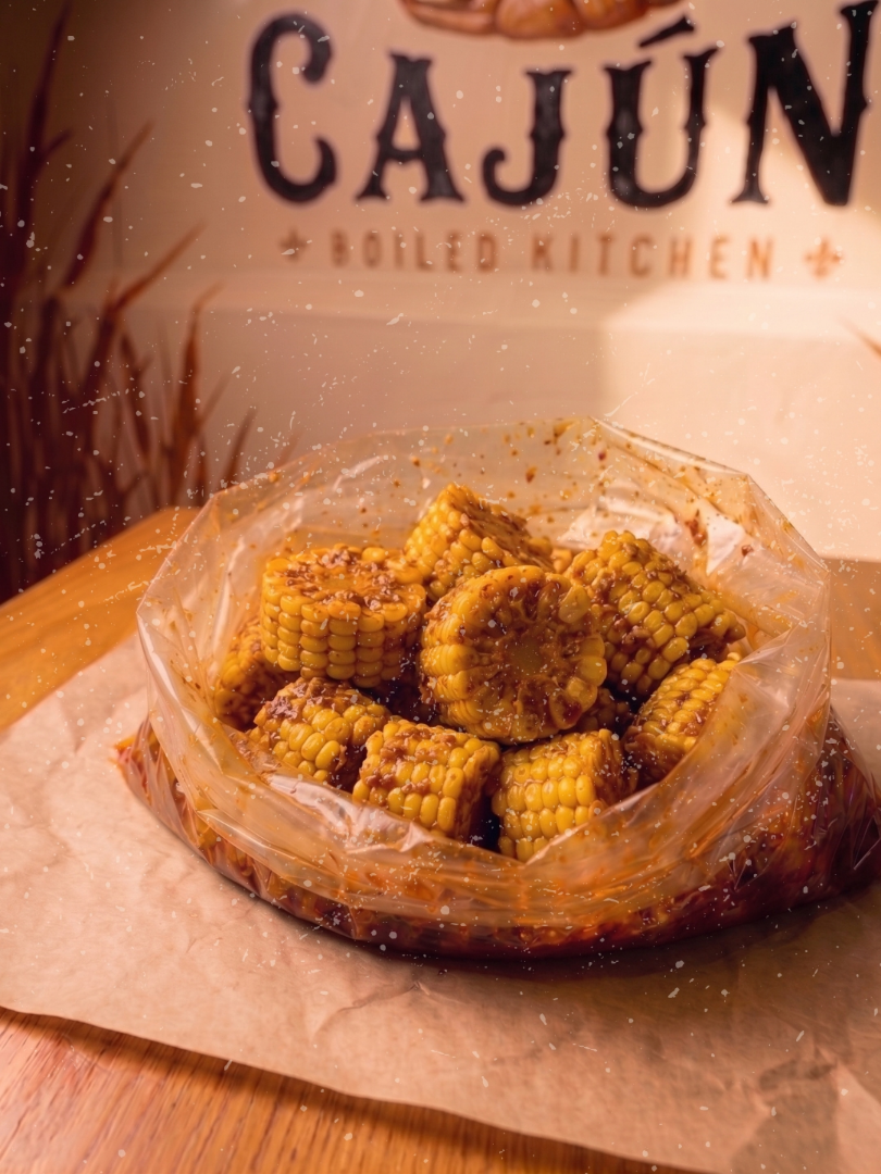 Elote en trozos bañado en salsa cajún