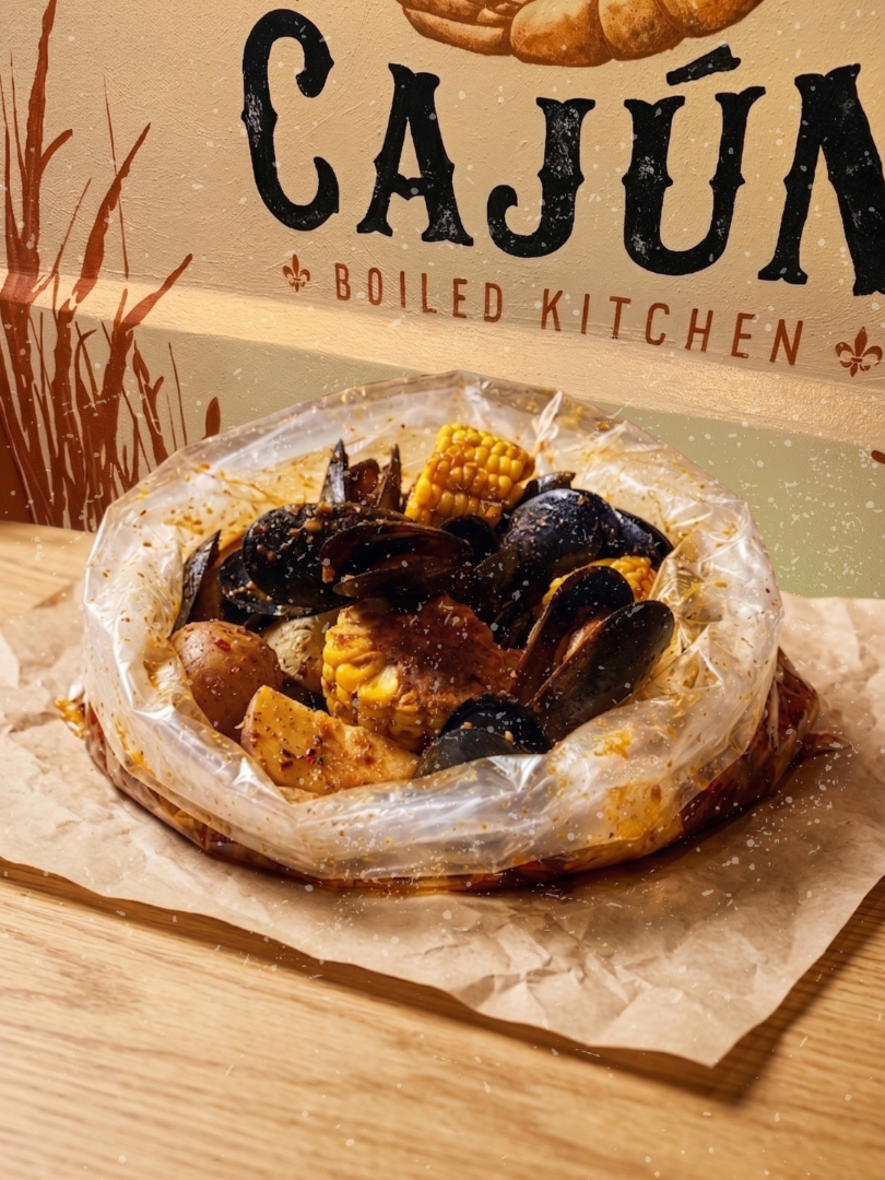 Mejillones cajún en bolsa con elote y papa