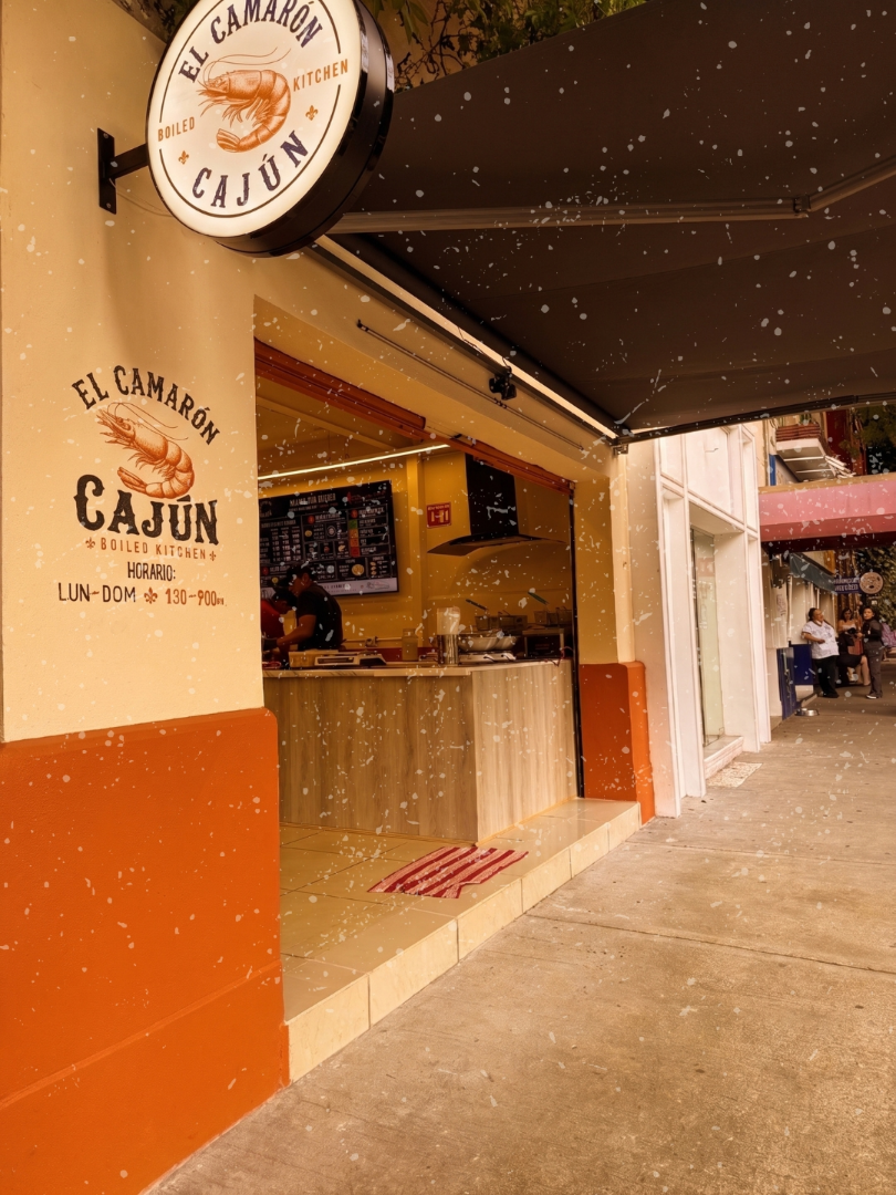Fachada de la sucursal El Camarón Cajún en la colonia Nápoles