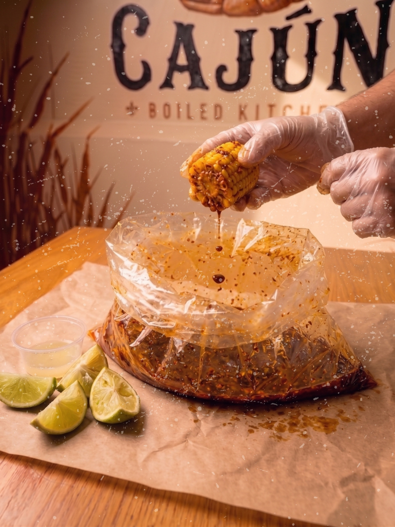 Elote pasando por la salsa del fondo de la bolsa